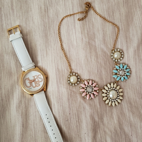 Montre Guess avec le colier